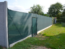 Montáž betonového plotu a stínící tkaniny – Čeminy Montáž betonového plotu a stínící tkaniny – Čeminy